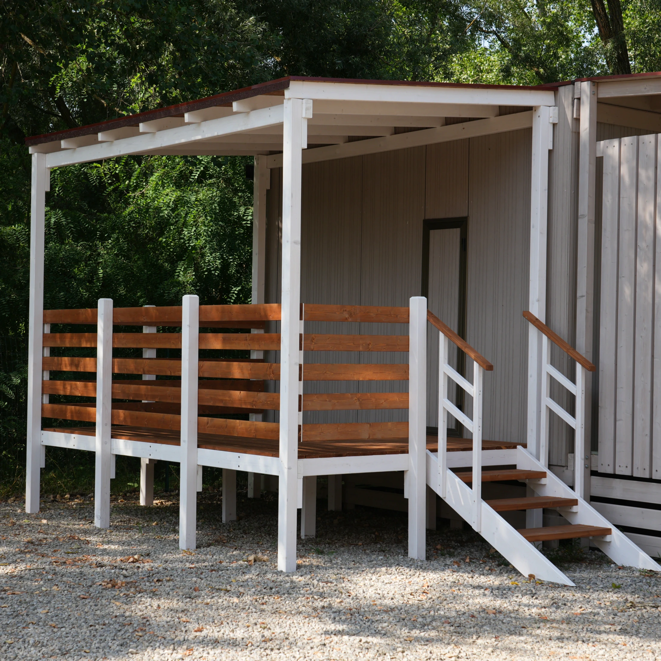 Veranda in legno della Linea Classic davanti a una casa mobile