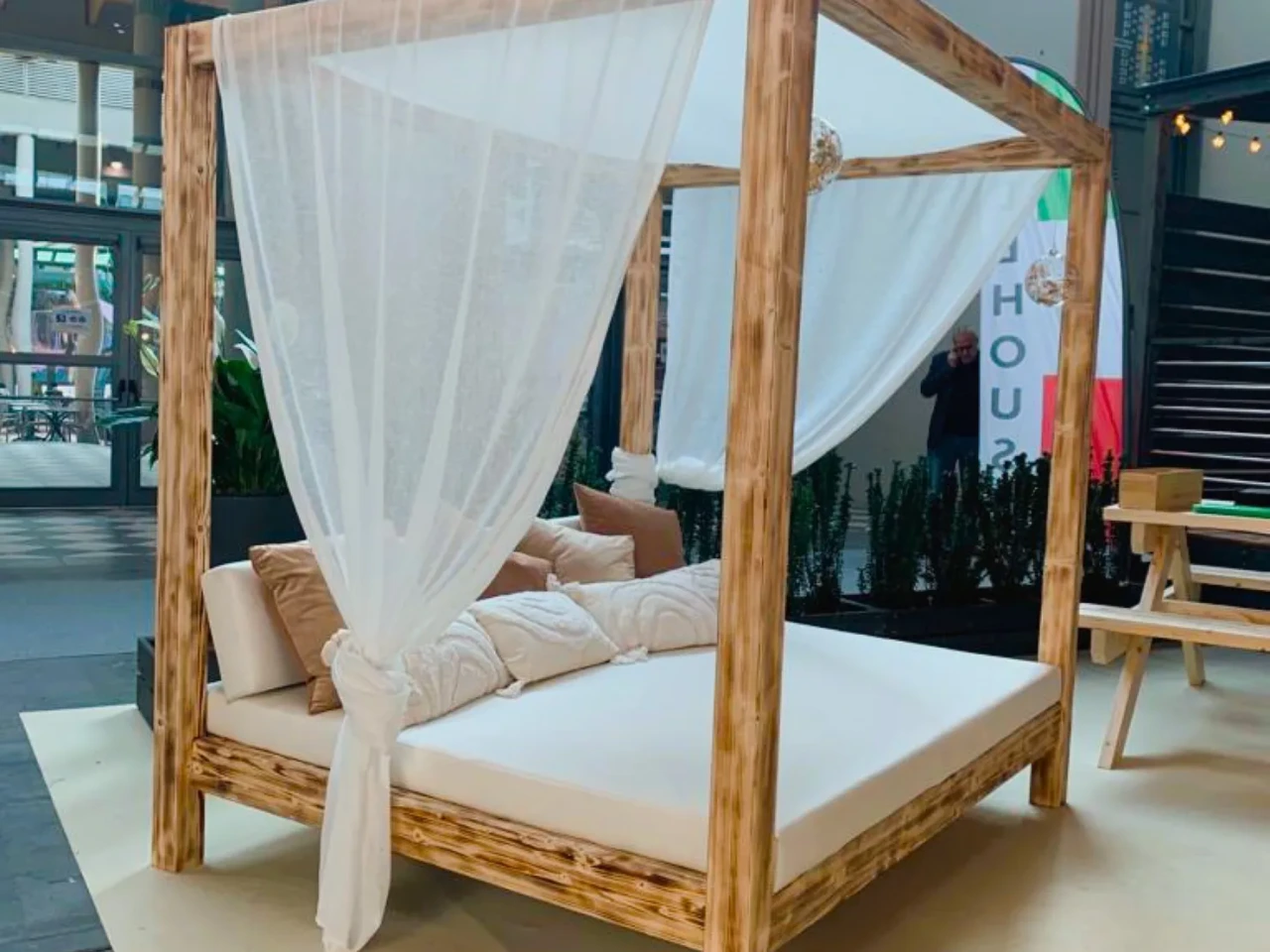 Arredo da esterno in legno realizzato su misura — Foto 4