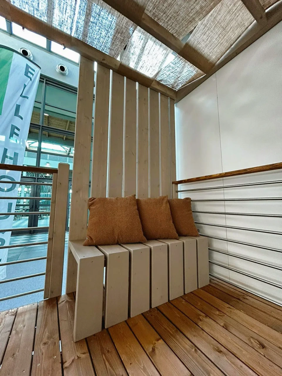 Panca in legno integrata in una veranda Ellehouse