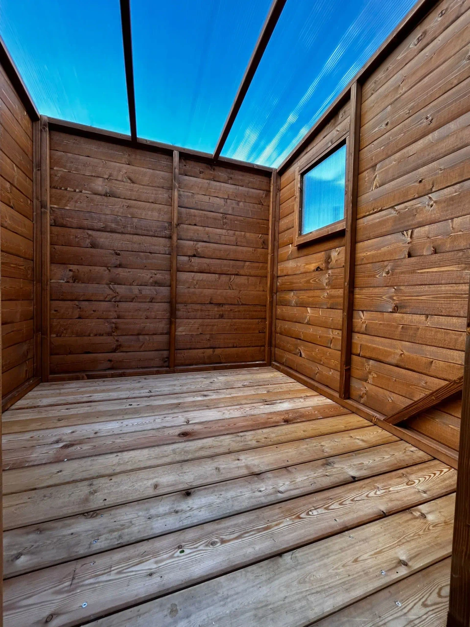 Interno di una serra in legno Ellehouse