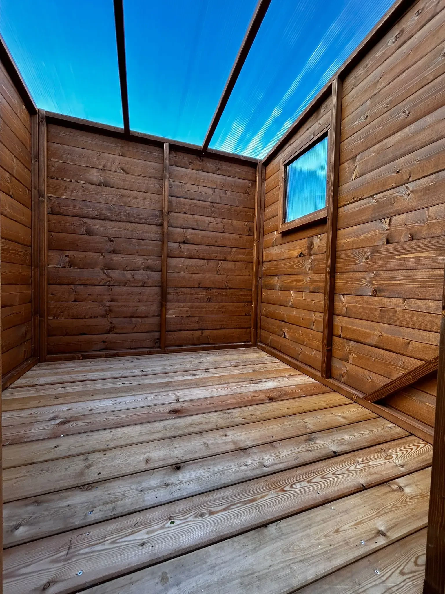Interno di una serra in legno Ellehouse
