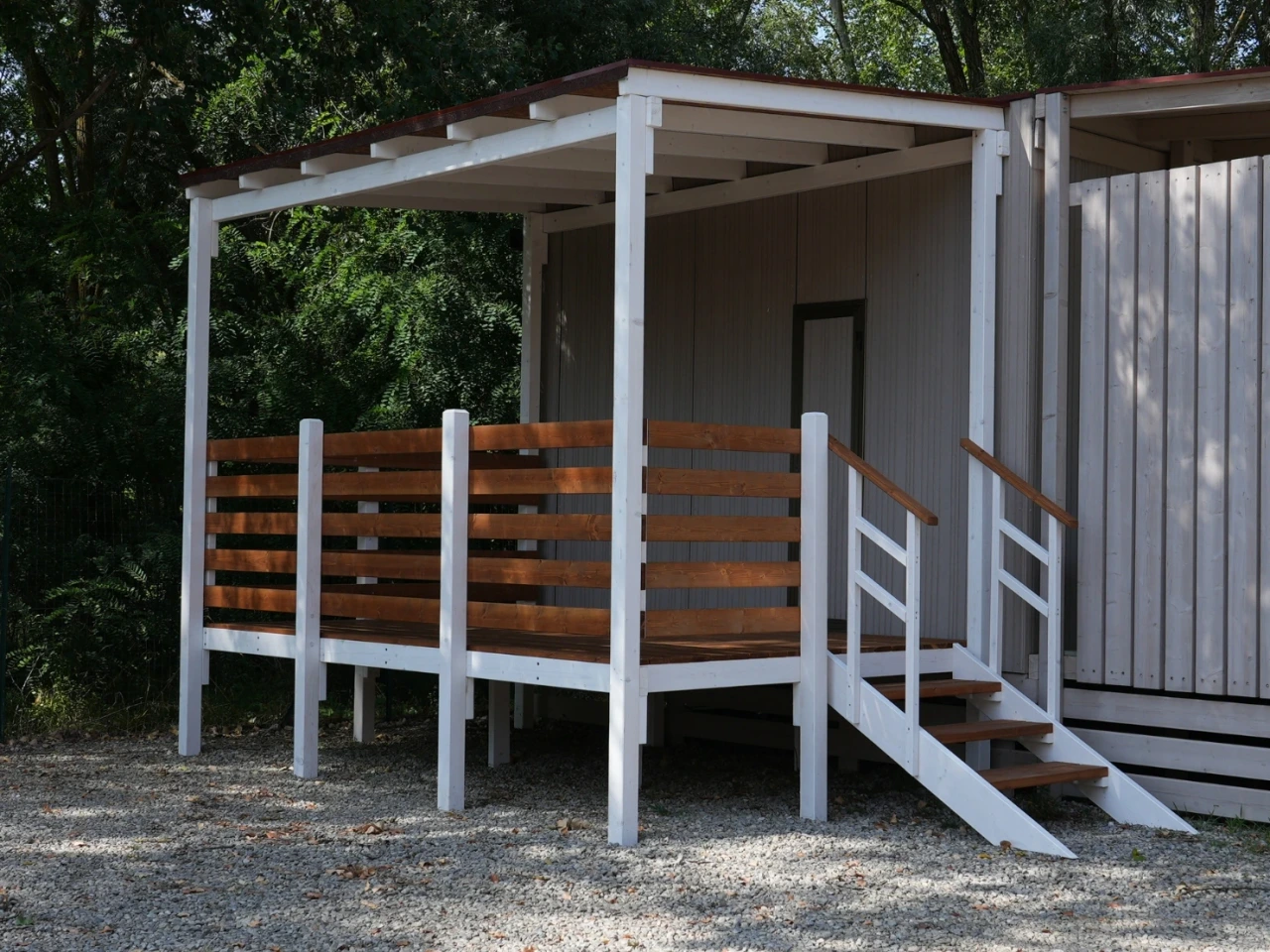 Veranda in legno Linea Classic installata accanto a una casa mobile — Foto 1