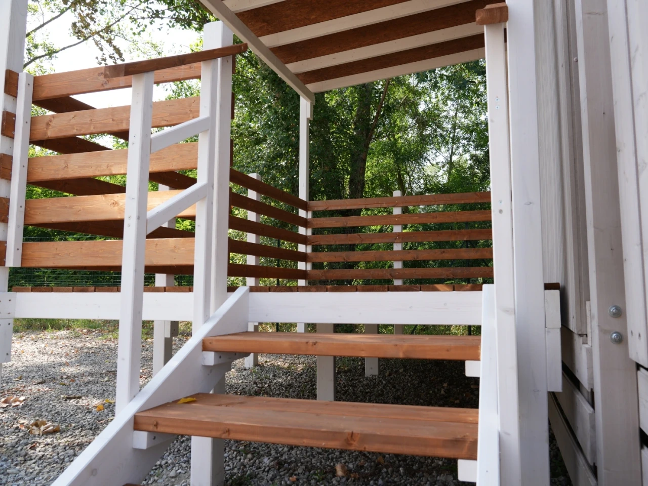 Veranda in legno Linea Classic installata accanto a una casa mobile — Foto 2