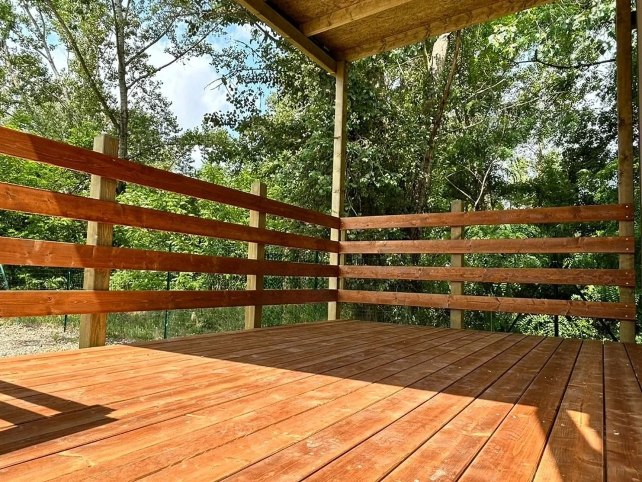 Veranda in legno Linea Classic installata accanto a una casa mobile — Foto 3