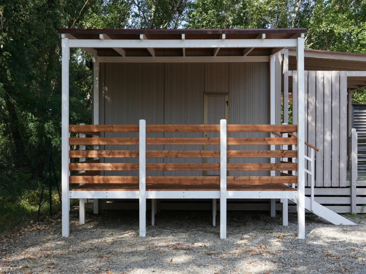 Veranda in legno Linea Classic installata accanto a una casa mobile — Foto 4