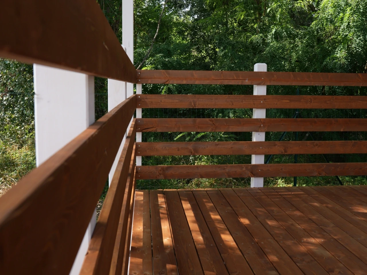 Veranda in legno Linea Classic installata accanto a una casa mobile — Foto 5