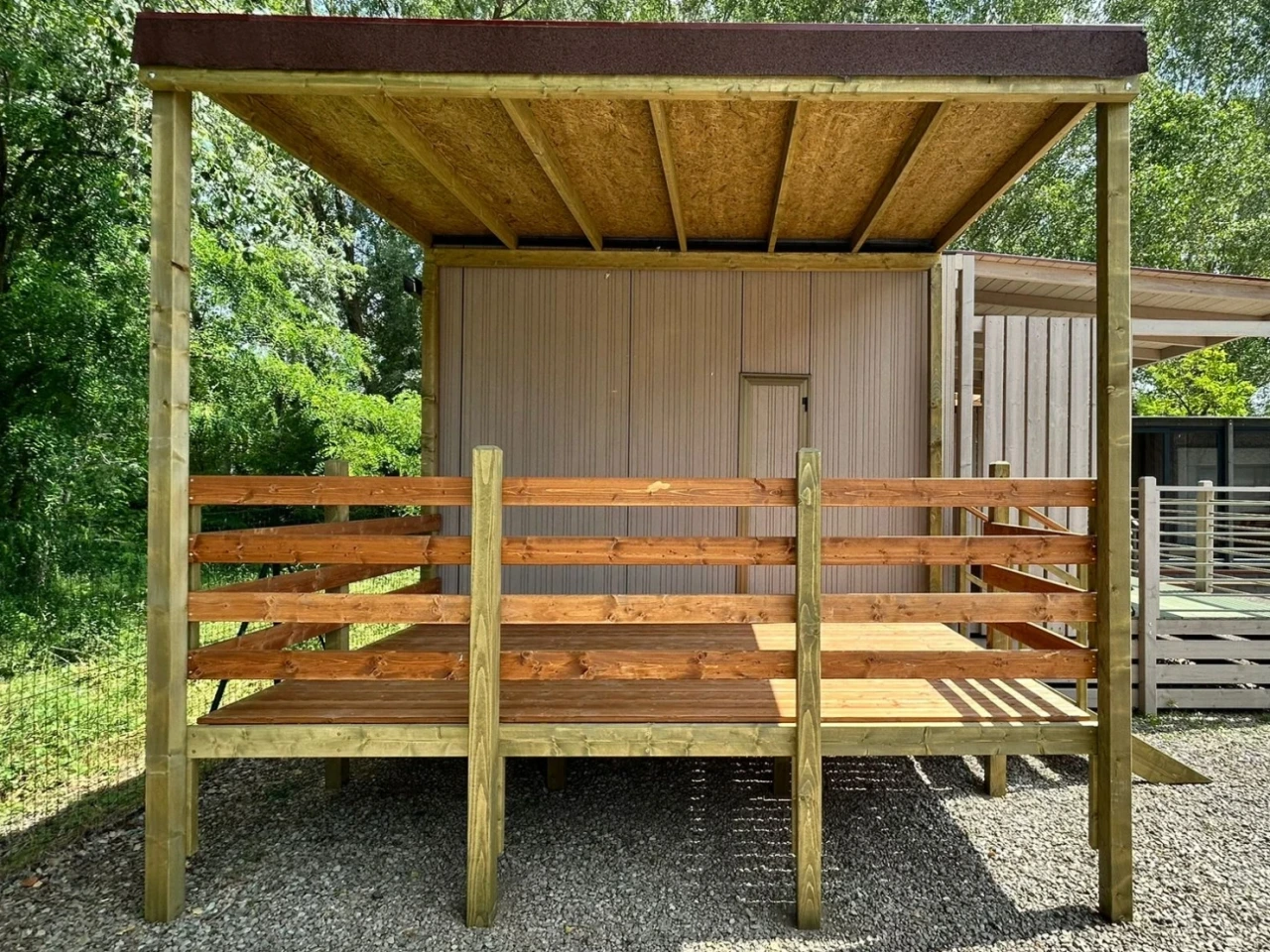 Veranda in legno Linea Classic installata accanto a una casa mobile — Foto 6