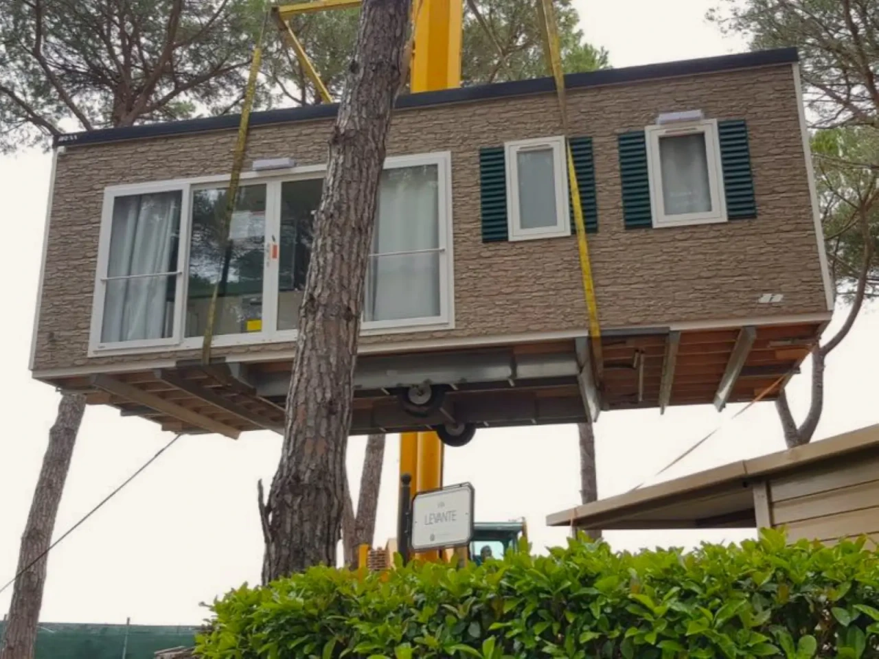 Casa mobile durante le operazioni di posizionamento e installazione — Foto 2
