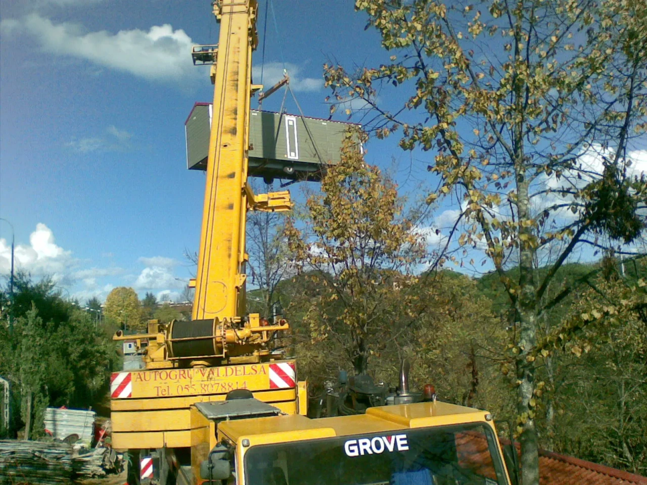 Casa mobile durante le operazioni di posizionamento e installazione — Foto 3