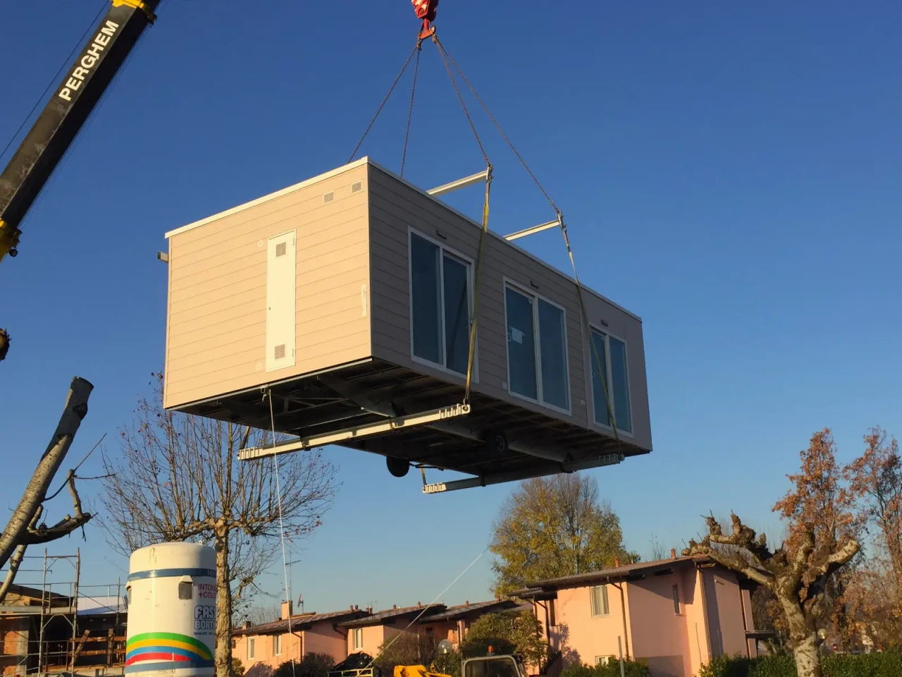 Casa mobile durante le operazioni di posizionamento e installazione — Foto 4