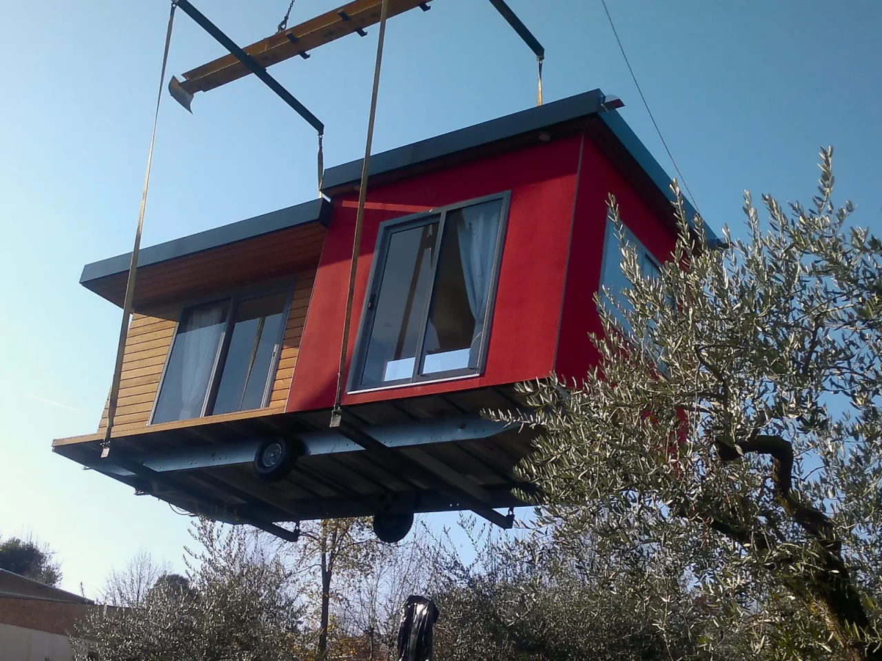 Casa mobile durante le operazioni di posizionamento e installazione — Foto 5