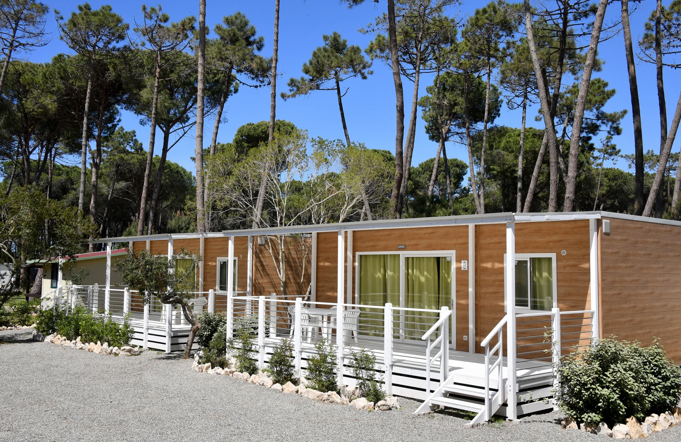 Verande della Linea Prestige installate davanti a case mobili