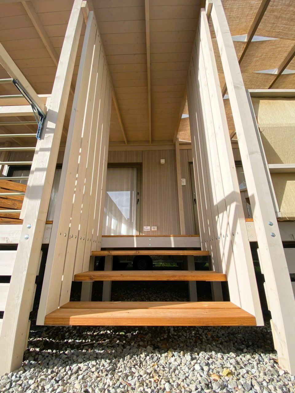Scala Fly in legno installata su una veranda Ellehouse