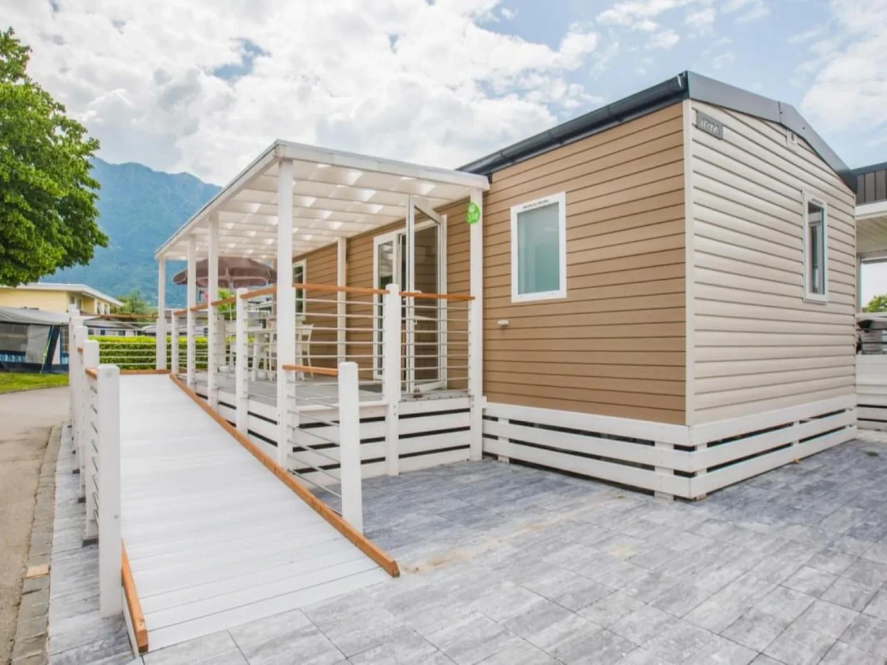 Veranda in legno Linea Prestige installata accanto a una casa mobile — Foto 1