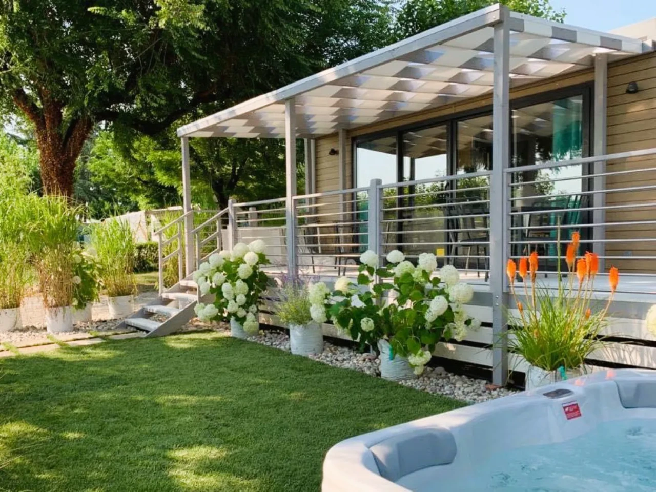 Veranda in legno Linea Prestige installata accanto a una casa mobile — Foto 2