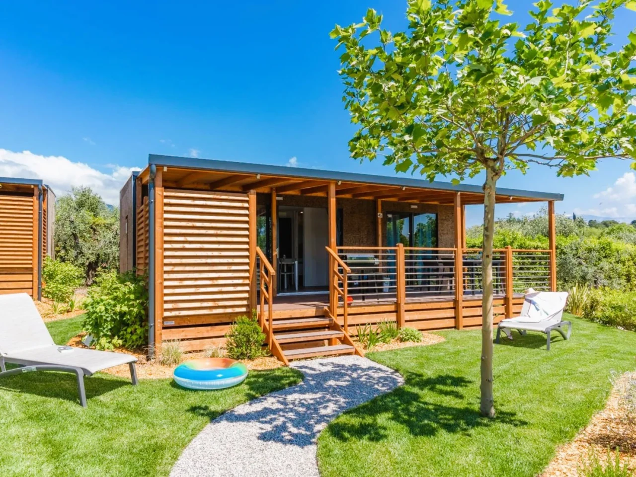 Veranda in legno Linea Prestige installata accanto a una casa mobile — Foto 3