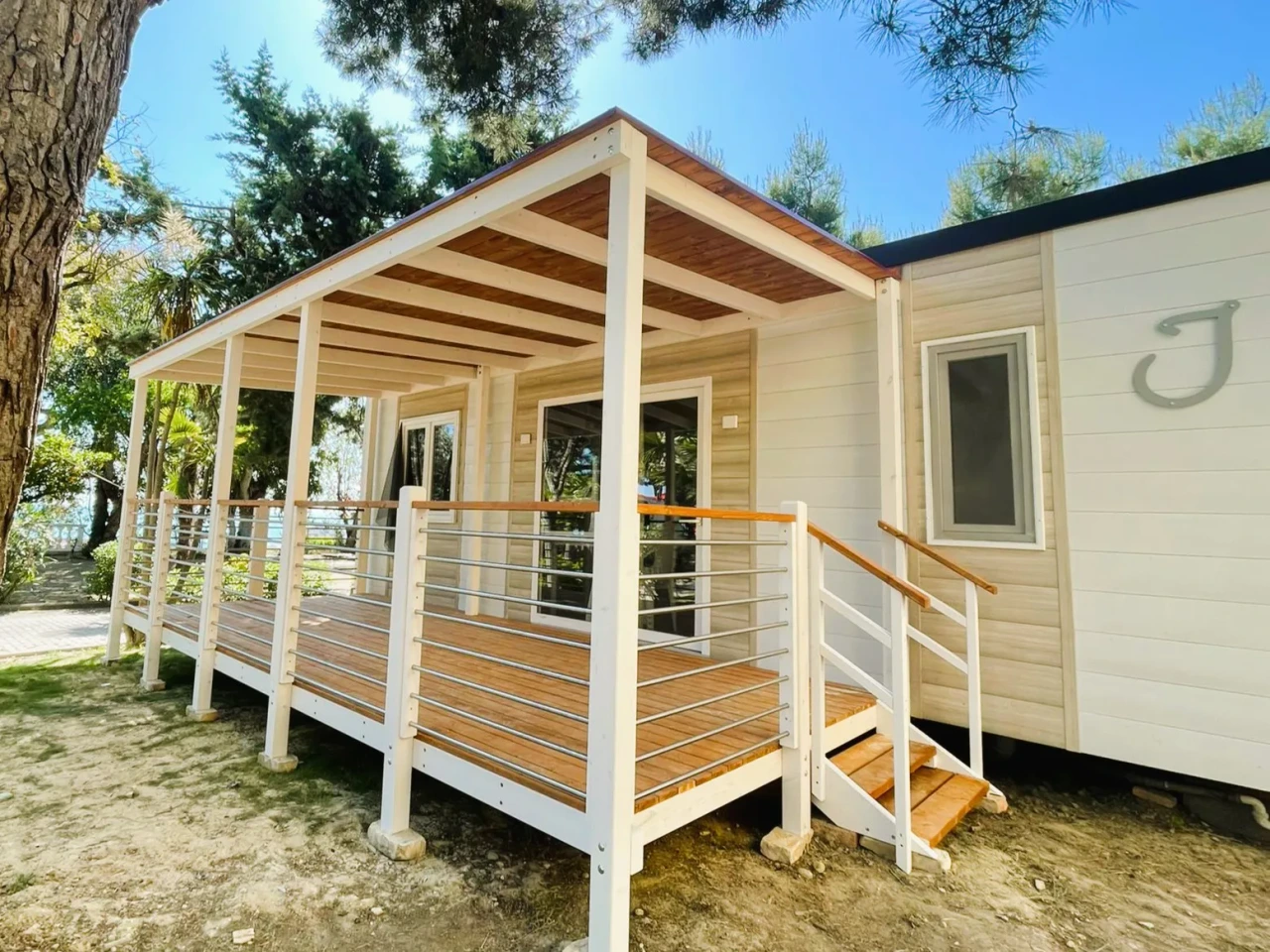 Veranda in legno Linea Prestige installata accanto a una casa mobile — Foto 4