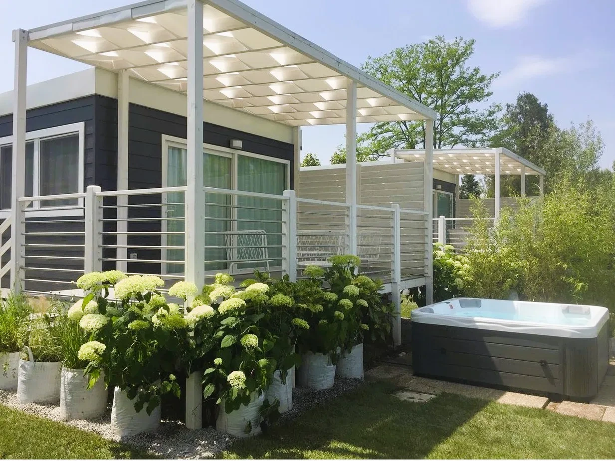 Veranda in legno Linea Prestige installata accanto a una casa mobile — Foto 5