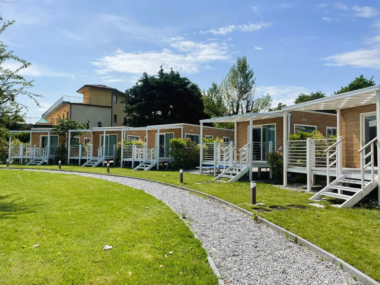 Veranda in legno Linea Prestige installata accanto a una casa mobile — Foto 6