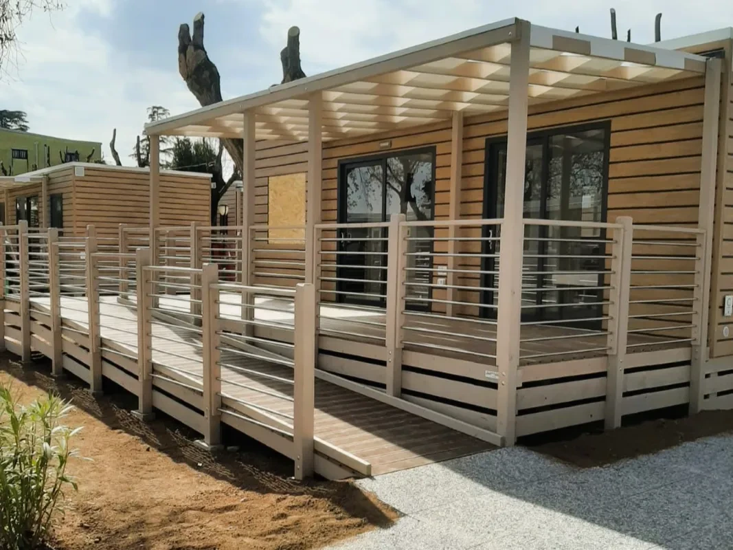 Veranda in legno Linea Prestige installata accanto a una casa mobile — Foto 7
