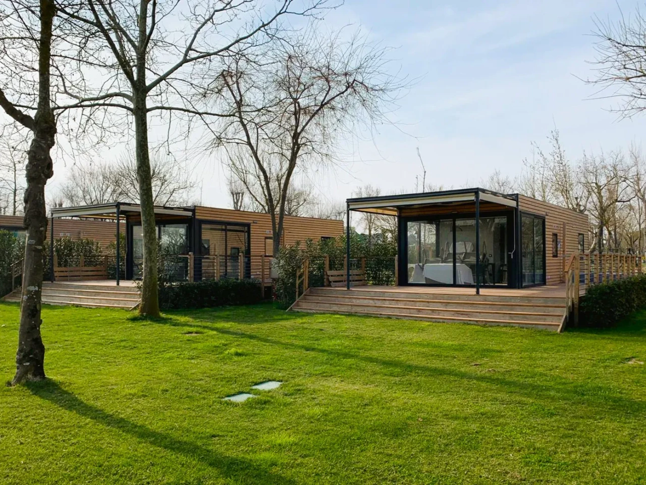 Veranda in legno Linea Prestige installata accanto a una casa mobile — Foto 8