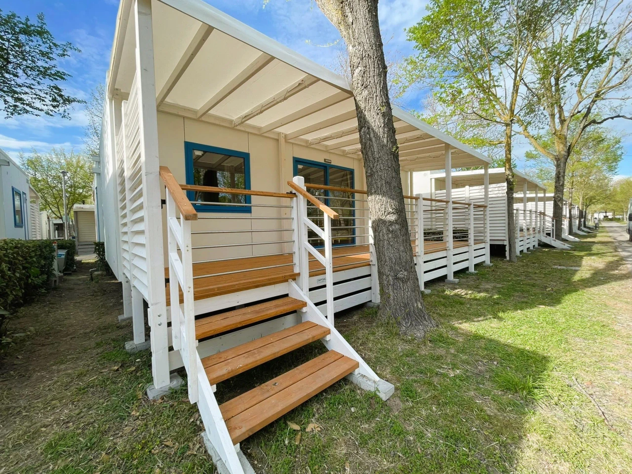 Veranda in legno Linea Prestige installata accanto a una casa mobile — Foto 9