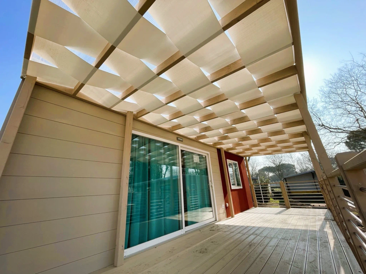 Veranda in legno Linea Prestige installata accanto a una casa mobile — Foto 10